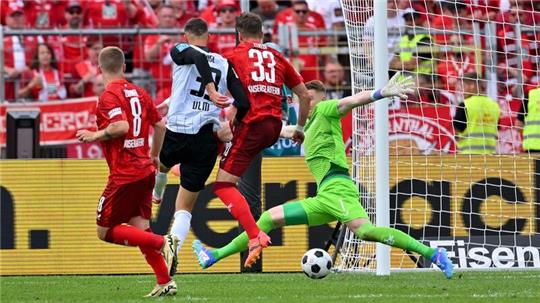 Umkämpfte Partie: Felix Higl trifft für Ulm.
