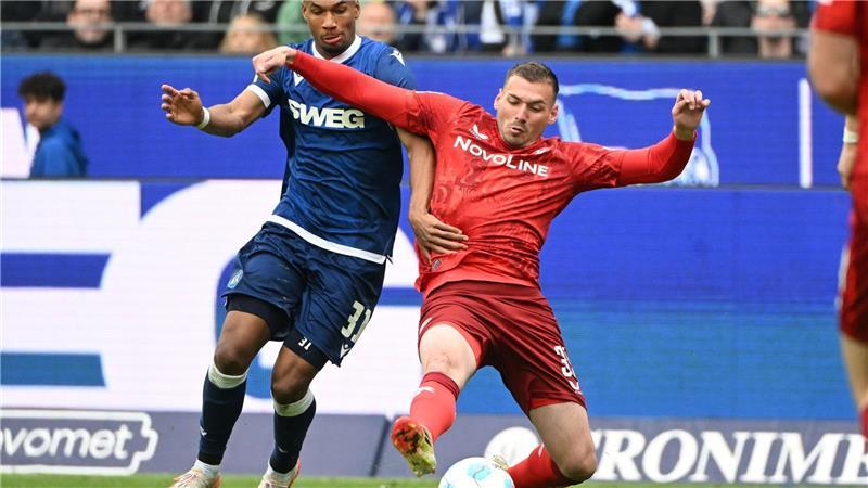 Vier Tore, kein Sieger: 2:2 zwischen KSC und Kaiserslautern Umkämpftes Duell: Kaiserslauterns Sirch im Duell mit Conte vom KSC.