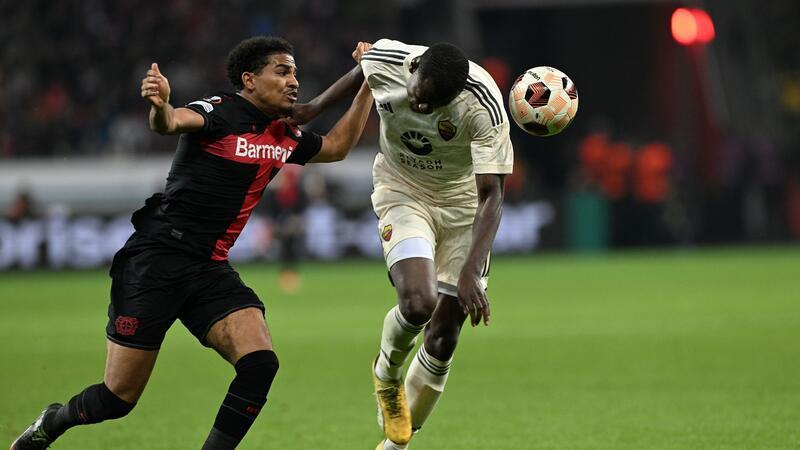 Zwei Elfer und ein Eigentor: Leverkusen nach 2:2 im Finale Umkämpftes Rückspiel in Leverkusen: Amine Adli (l) im Zweikampf mit Roms Evan Ndick.
