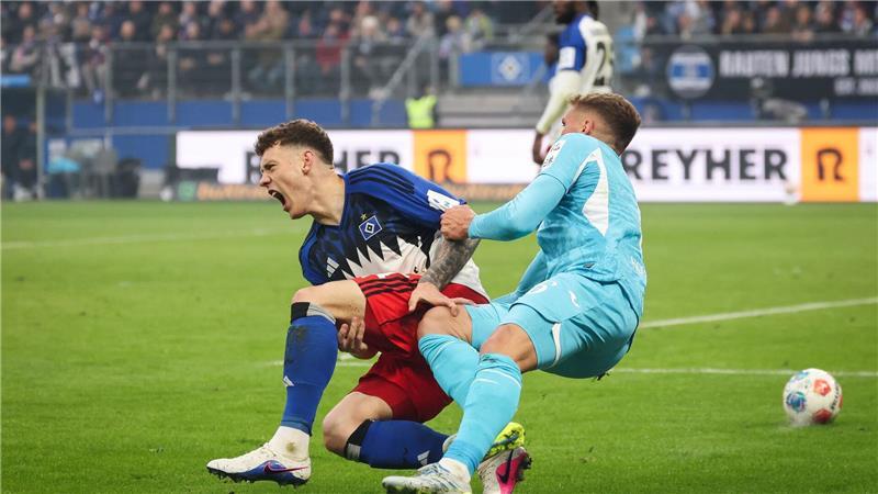 Umkämpftes Spiel: Hamburgs Nicolai Remberg (l) und Hoffenheims Grischa Prömel im Zweikampf.