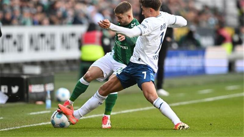 Werder Bremen kassiert Niederlage gegen Hoffenheim Umkämpftes Spiel: Werders Romano Schmid (l) und Hoffenheims Torschütze Tom Bischof im Duell.