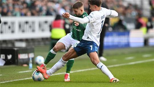 Umkämpftes Spiel: Werders Romano Schmid (l) und Hoffenheims Torschütze Tom Bischof im Duell.