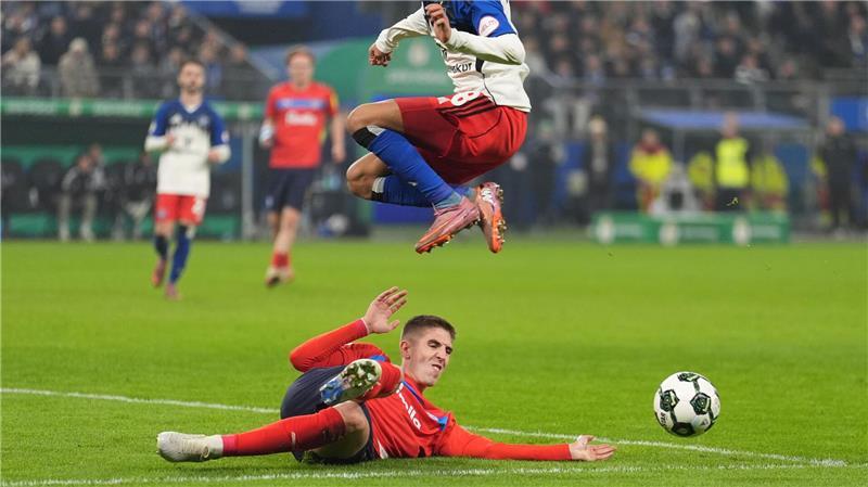 Elfmeter-Krimi: Zweitligist Kiel wirft HSV aus Pokal Umkämpftes Spiel im Pokal zwischen dem HSV und Holstein Kiel.