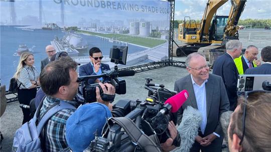 Umringt von Kameras und Mikrofonen: Niedersachsens Ministerpräsident Stephan Weil (SPD) nach dem offiziellen Spatenstich.