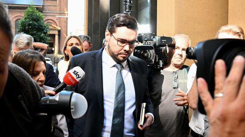 Kläger verliert Vergewaltigungs-Verleumdungsprozess Umringt von Medienvertretern: Bruce Lehrmann.
