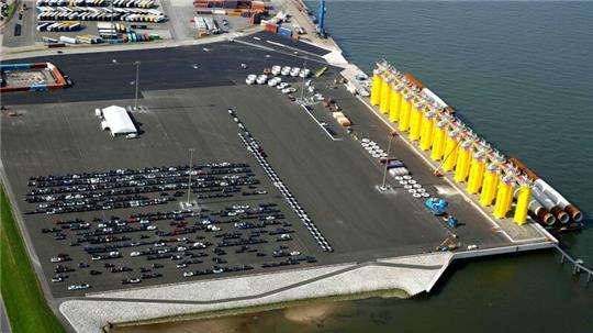 Umschlag von Offshore-Komponenten auf dem 2018 eingeweihten Cuxhavener Liegeplatz 4. 