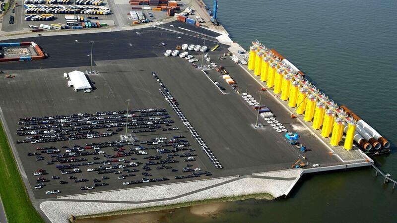Umschlag von Offshore-Komponenten auf dem 2018 eingeweihten Cuxhavener Liegeplatz 4.