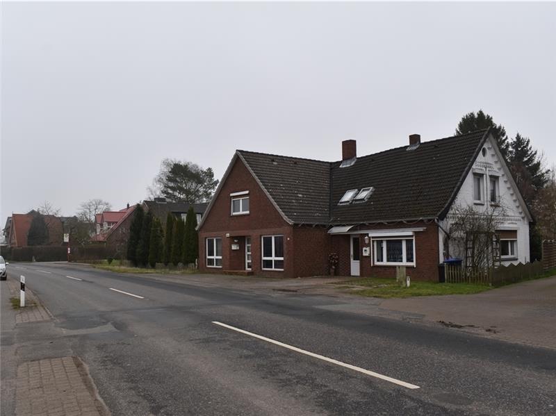 Umstritten: An der Königreicher Straße 104 (rechts) plant Schulenburg ein weiteres Mehrfamilienhaus. Foto Vasel