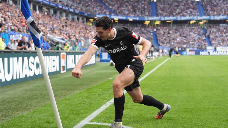 HSV gewinnt letztes Saison-Heimspiel gegen müde Freiburger Umstrittener Jubel: Freiburgs Torschütze und Ex-St. Paulianer Igor Matanovic boxt eine HSV-Eckfahne nach seinem Treffer zum 1:1.