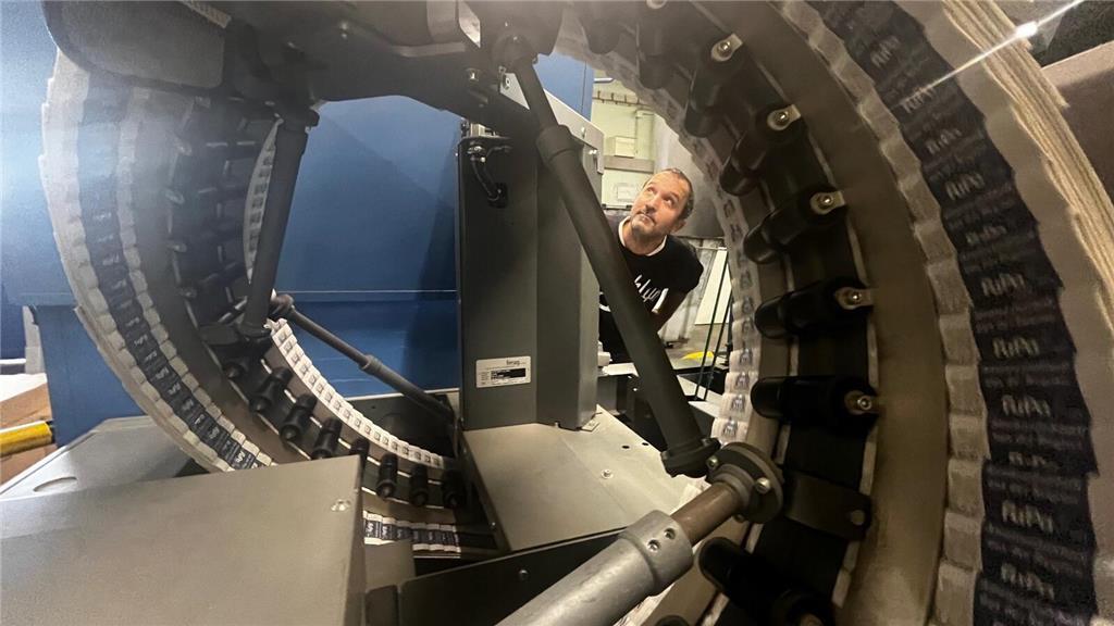 Umut Dayanc kontrolliert in der Versandhalle, ob alles glatt läuft.