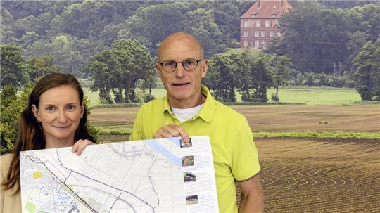 Umweltdezernentin Madeleine Pönitz und Helmut Bergmann vom Naturschutz Landkreis Stade als redaktioneller Koordinator zeigen die neue Karte.
