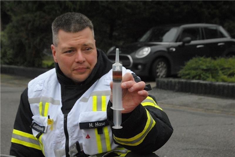 Heizöl fließt in Fredenbecker Mühlenbach Umweltexperte Holger Hase nimmt eine Heizöl-Probe. Fotos: Beneke