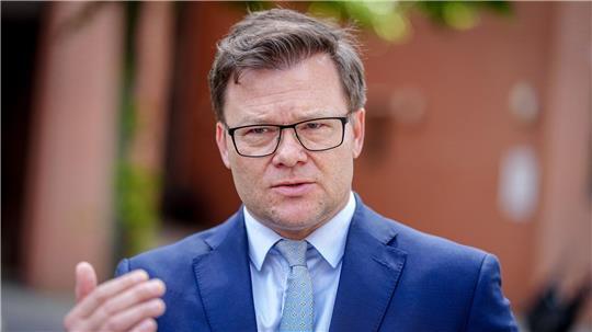Umweltminister Carsten Schneider droht mit einer Vertragsstrafe, falls Unternehmen ersteigerte Windkraft-Flächen auf See zurückgeben wollen.