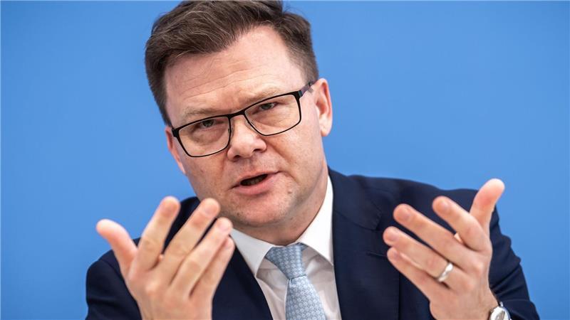 Umweltminister Carsten Schneider eröffnet am Dienstag den Petersberger Klimadialog. (Archivbild)