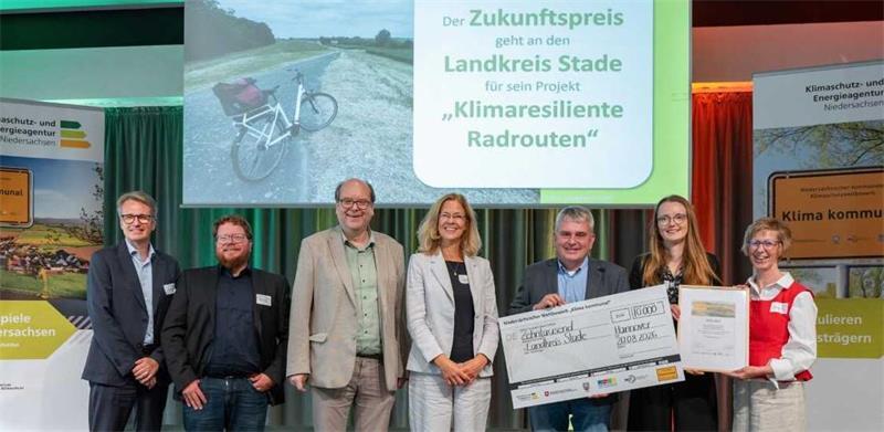 Altes Land gewinnt Zukunftspreis: KI macht Radrouten wetterfest Umweltminister Christian Meyer (Dritter von links) überreicht den Preis an die Vertreter des Tourismusverbandes Altes Land am Elbstrom aus Grünendeich.
