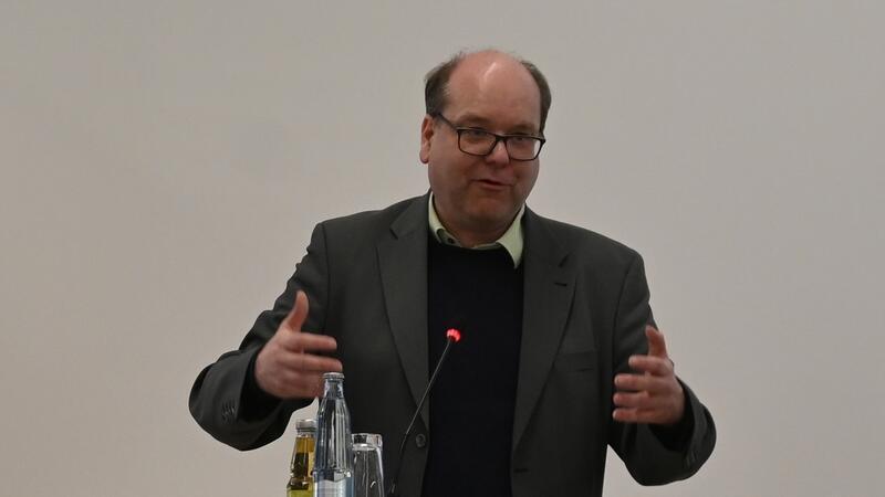 Deicherhöhung im Alten Land: Und wieder ein Jahr verloren Umweltminister Christian Meyer (Grüne) bei der Küstenschutzkonferenz 2025.