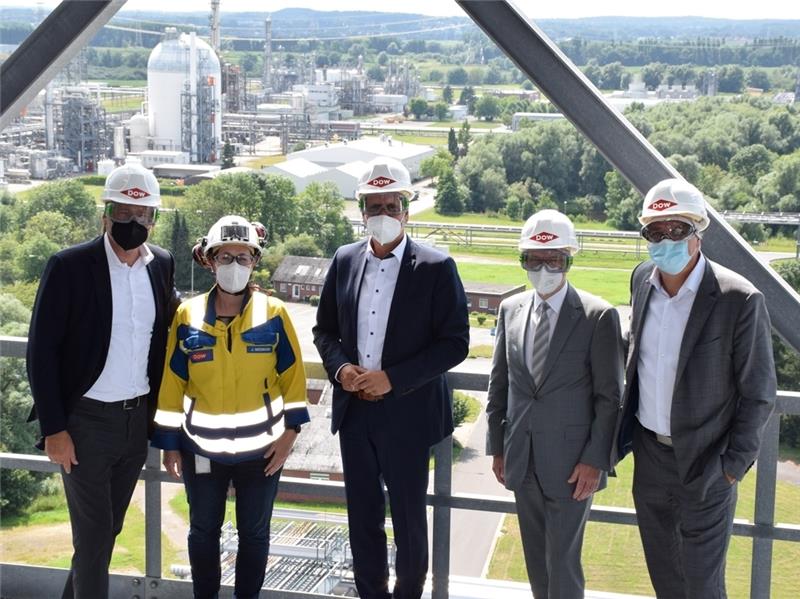 Umweltminister Olaf Lies (Mitte) im Gespräch mit Ralf Brinkmann, Präsident der Dow Deutschland, Kraftwerksleiterin Jennifer Meemann, Dr. Jochen Wilkens vom Verband der Chemie-Industrie Nord und Stades Werkleiter Dr. Neldes Hovestad (von lin