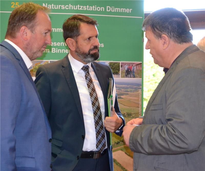 Umweltminister Olaf Lies (Mitte) im Gespräch mit dem SPD-Landtagsabgeordneten Uwe Santjer (links) und dem Landwirt Gerd Oncken aus Leer. Foto Helfferich