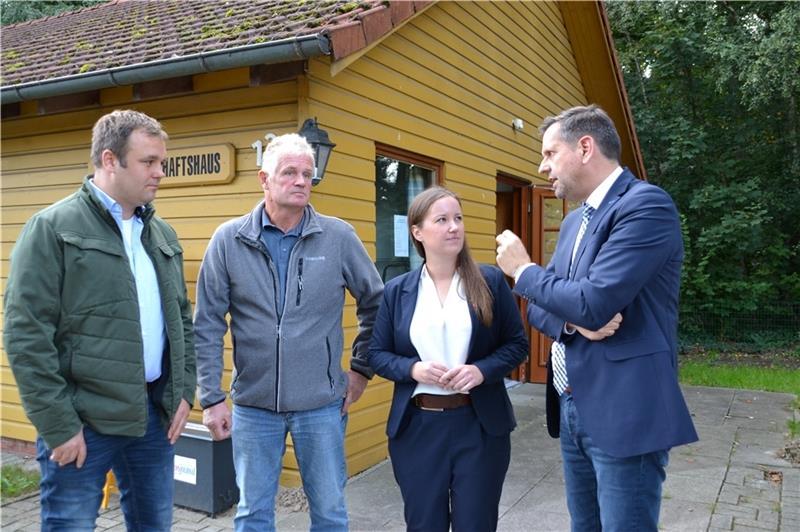 Umweltminister Olaf Lies und SPD-Landtagskandidatin Corinna Lange im Gespräch mit den Landwirten Manfred Hinrichs und Claus Schmoldt (von rechts). Foto: Helfferich