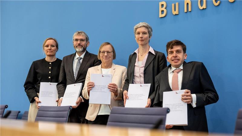 Umweltminister Schneider versprach, dass er die Warnungen des Expertenrates (im Foto) ernst nehme und prüfen lassen werde. 