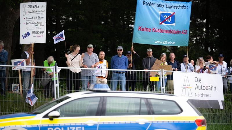 Umweltschützer protestieren gegen den Bau des 13 Kilometer langen Abschnitts von Westerstede bis Jaderberg.