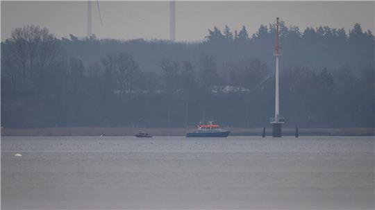 Umweltschützer und Einsatzkräfte der Wasserschutzpolizei waren am Samstag mit Booten auf der Ostsee unterwegs. 