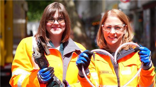 Umweltsenatorin Katharina Fegebank (l, Bündnis 90/Die Grünen) und Daniela Enslein (r), Geschäftsführerin der Stadtreinigung Hamburg, beim Auftakt der Sammelaktion von Schrotträdern.