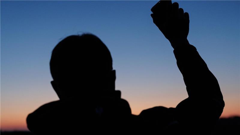 Umweltwissenschaftler Marcel Holy hält einen Lautsprecher in die Höhe. Der aufgezeichnete Revierruf des männlichen Rebhuhnes soll die echten Hähne dazu bringen, lautstark zu antworten. So können die Wildvögel gezählt werden. 