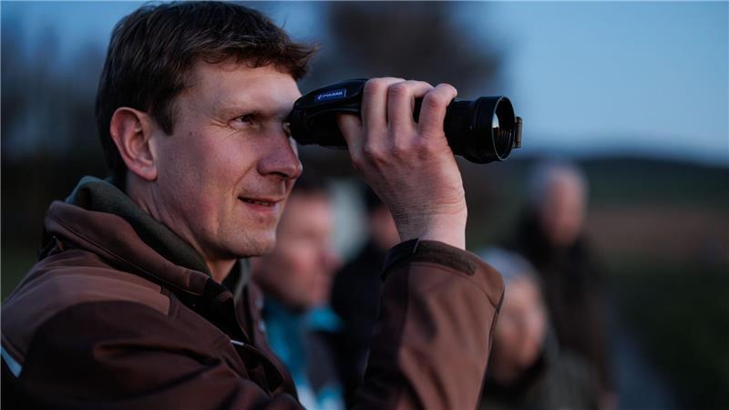 Umweltwissenschaftler Marcel Holy hält nach Rebhühnern Ausschau. 