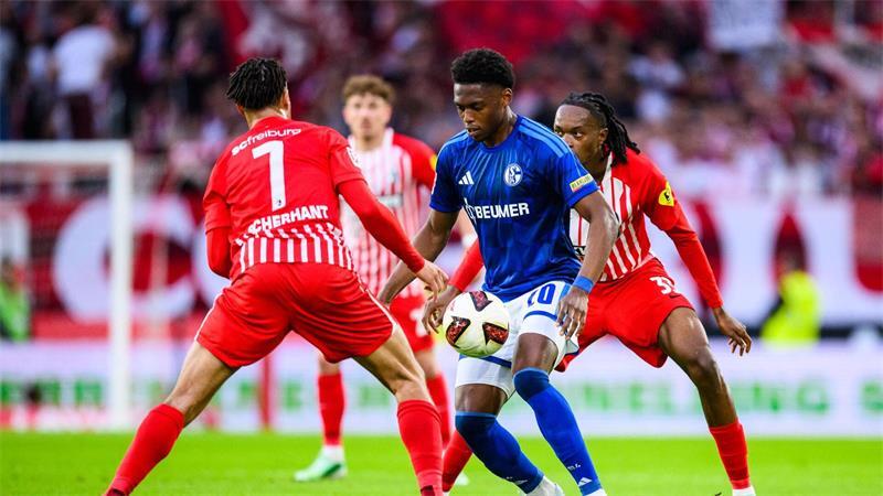 „Glücklich“ dank Goto: Freiburg springt auf Platz eins Umzingelt: Schalkes Junior Adamu (M.) gegen Ex-Club Freiburg.