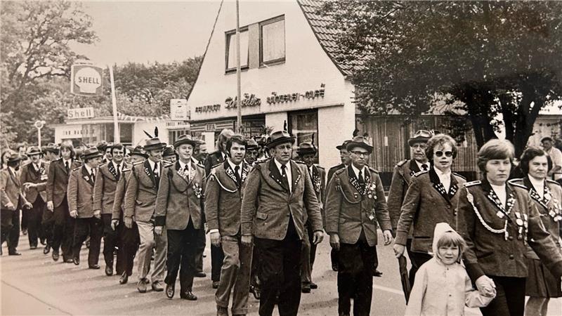 Könige und Meister: Was den Schützenverein Himmelpforten auszeichnet Umzug durch Himmelpforten in den 70ern - Gudrun Nordsiek (vorne) ist mit dem Vereinsleben aufgewachsen.