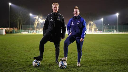 Umzug in den Volkspark: HSV-Trainer Marwin Bolz und Abwehrspielerin Sarah Stöckmann sind mit ihrem Team künftig neben dem Volksparkstadion zu sehen.  