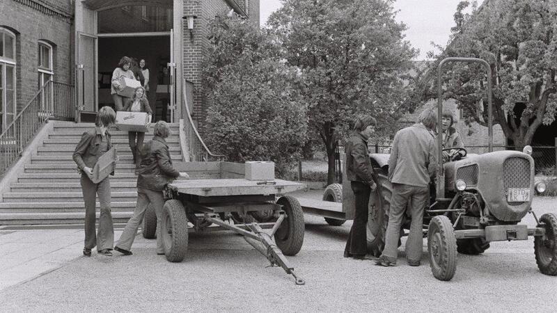 Vor 50 Jahren: Umzug mit Treckern in die neue Jorker Realschule Umzug mit Treckern.
