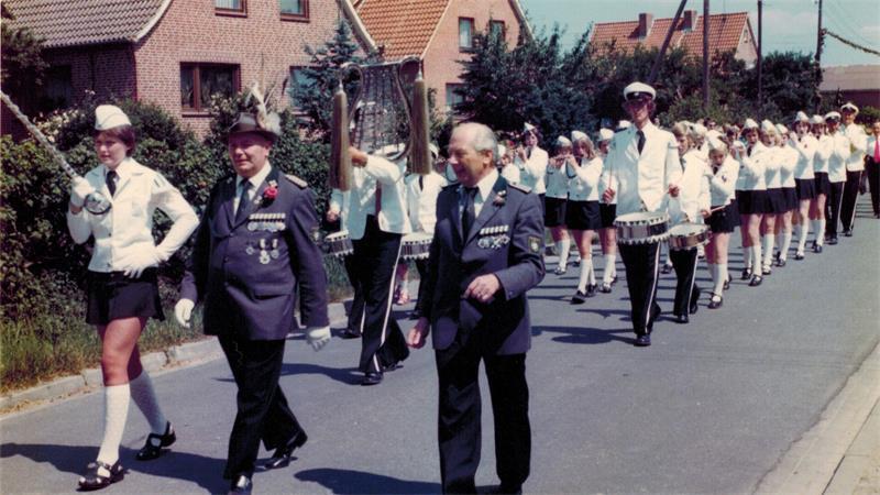 125 Jahre Schützenverein Assel: Strumpfbänder und Strafgebühren Umzug zum Schützenfest: Ein Blick auf Assel im Sommer 1977.