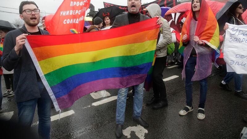 Russland verbietet LGBTQI+-Bewegung als „extremistisch“ Unabhängige russische Medien weisen darauf hin, dass die Richter nicht einmal klar gestellt hätten, wer genau in ihren Augen der „LGBT-Bewegung“ angehört.