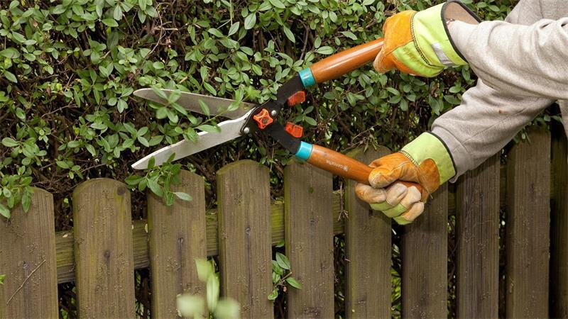 Unangekündigte Angebote an der Haustür für Gartenarbeiten oder Dachreinigungen sind in der Regel unseriös, warnt die Polizei. (Symbolbild)