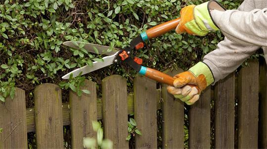Unangekündigte Angebote an der Haustür für Gartenarbeiten oder Dachreinigungen sind in der Regel unseriös, warnt die Polizei. (Symbolbild)