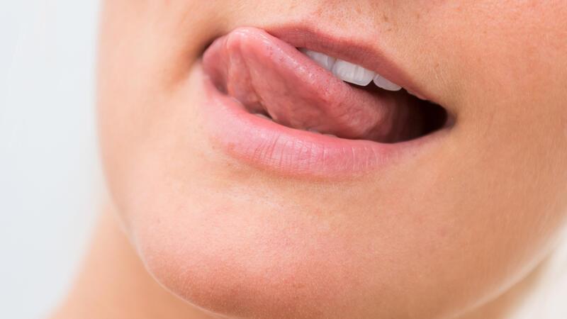 Ihre Zunge brennt? Was dahinterstecken kann - und was hilft Unangenehm: Bei einer Glossodynie sind meist die vorderen zwei Drittel der Zunge betroffen, die Ränder und die Zungenspitze.