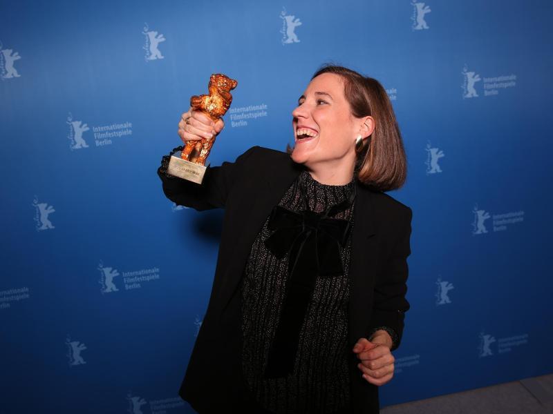 Unbändige Freude: Carla Simón. Foto: Ronny Hartmann/AFP POOL/dpa