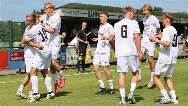 Unbändiger Torjubel bei den Spielern von A/O/B/H/Heeslingen. Mit einem verdienten 2:0-Sieg erreichen sie die zweite Runde im DFB-Pokal.