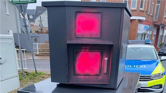 Unbekannte beschmierten die Sichtfenster des städtischen Blitzer-Anhängers mit Farbe.