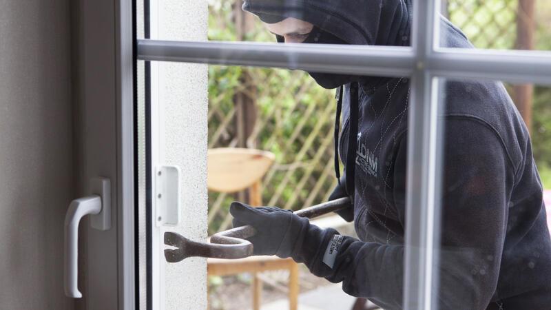 Diebe schlagen zu: Erneut Baustellen und Kitas im Visier Unbekannte drangen am Wochenenende unter anderem in ein Privathaus ein und knackten einen Tresor.