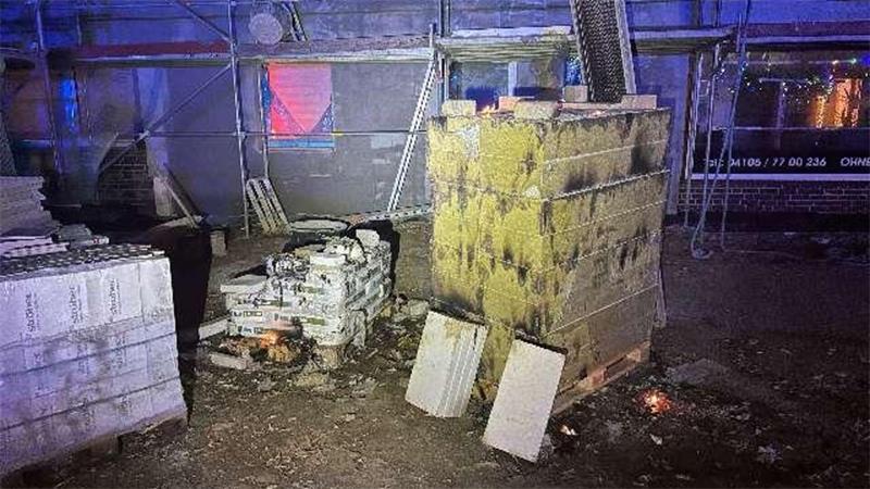 Unbekannte entzündeten Paletten mit Baumaterialien.