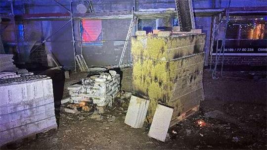 Unbekannte entzündeten Paletten mit Baumaterialien.