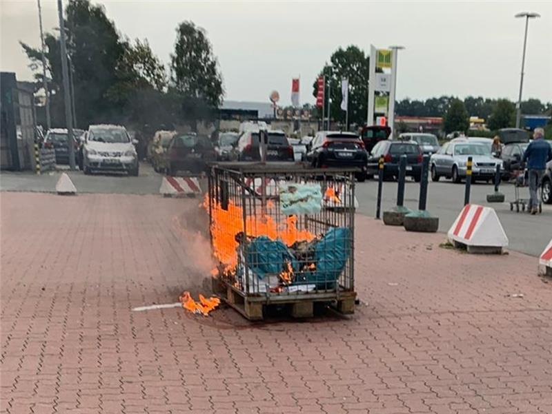 Unbekannte haben Müll beim Marktkauf in Brand gesetzt. Fotos: Feuerwehr Wiepenkathen