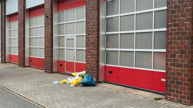 Notstand: DLRG sperrt alle Kleidercontainer im Kreis Stade Unbekannte haben Säcke mit Kleidung und Geschirr vor dem DLRG-Gerätehaus in Horneburg abgeladen.