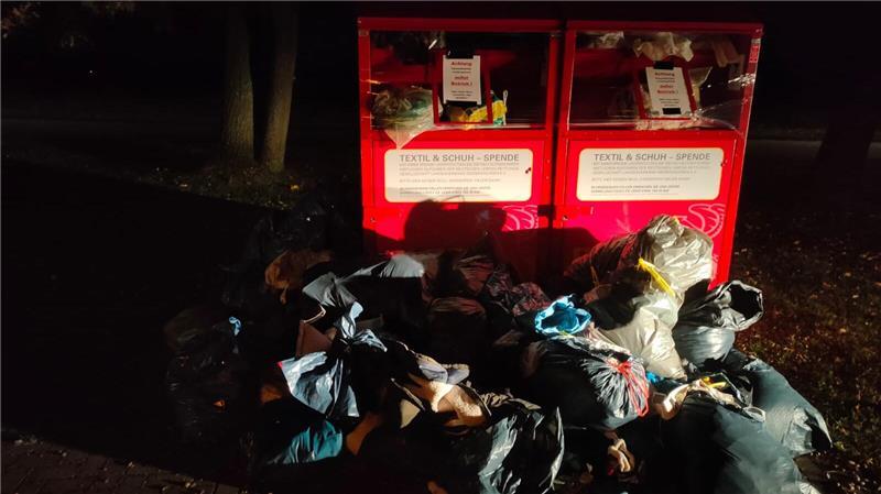 Notstand: DLRG sperrt alle Kleidercontainer im Kreis Stade Unbekannte haben abgesperrte Container wie hier in Apensen wieder aufgeschnitten und die Säcke davor geworfen.