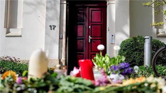 Unbekannte haben am 05.04.2024 einen Brandsatz auf eine Tür der Oldenburger Synagoge geworfen. Bei dem Anschlag am Freitagmittag wurde nach Polizeiangaben niemand verletzt. Eine Eingangstür wurde durch den Brandsatz beschädigt.
