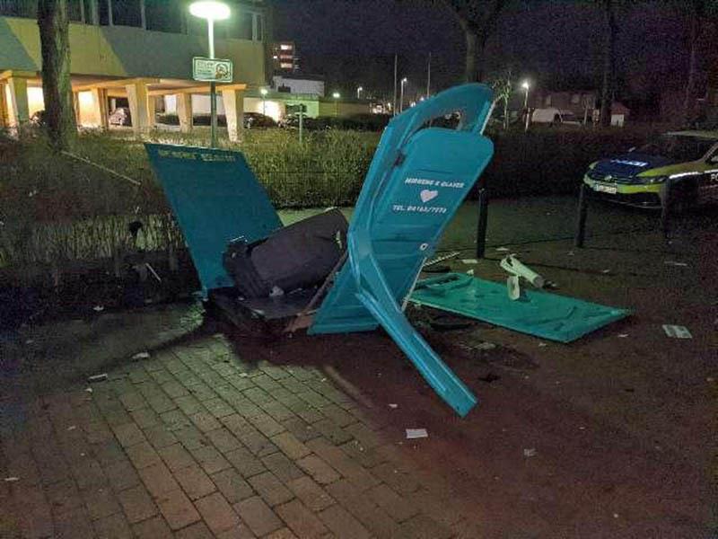 Unbekannte haben am Mittwochabend auf dem Gelände der Berufsbildenden Schulen in der Konopkastraße in Buxtehude eine Miettoilette mit Böllern gesprengt. Foto: Polizei