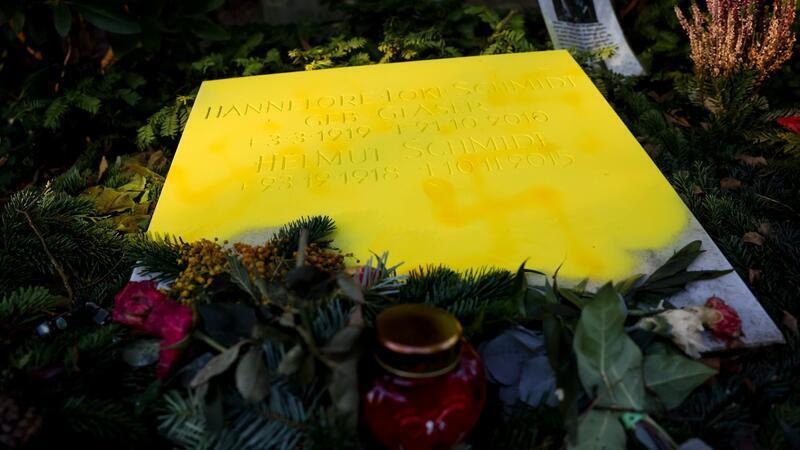 Unbekannte haben auf den Grabstein ein Hakenkreuz gesprüht.